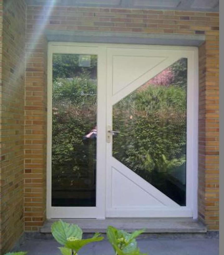 Porte contemporaine Bruille-Saint-Amand.